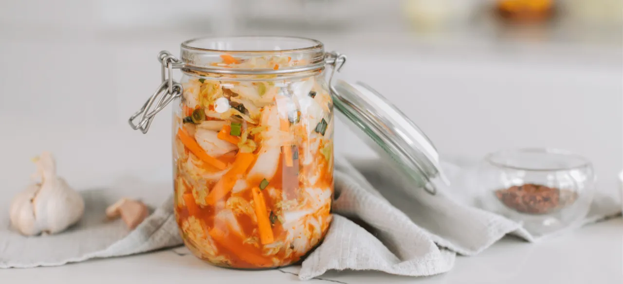 Fermentacja kimchi w słoikach
