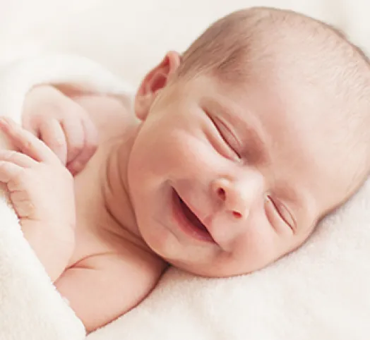 niemowlę uśmiecha się świadomie