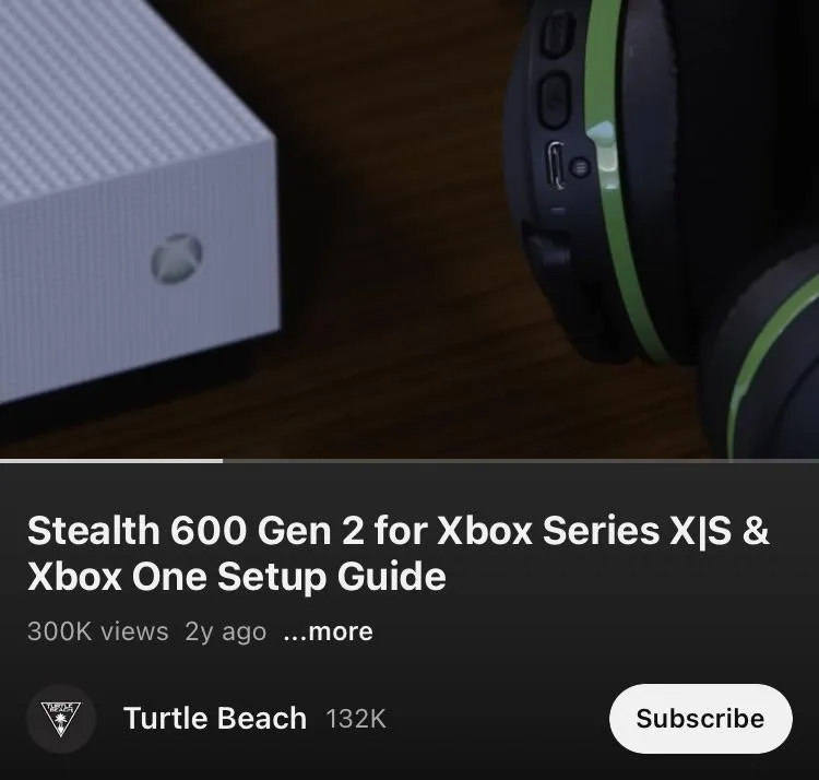 Przycisk parowania na Xbox Series S i słuchawkach Xbox Wireless