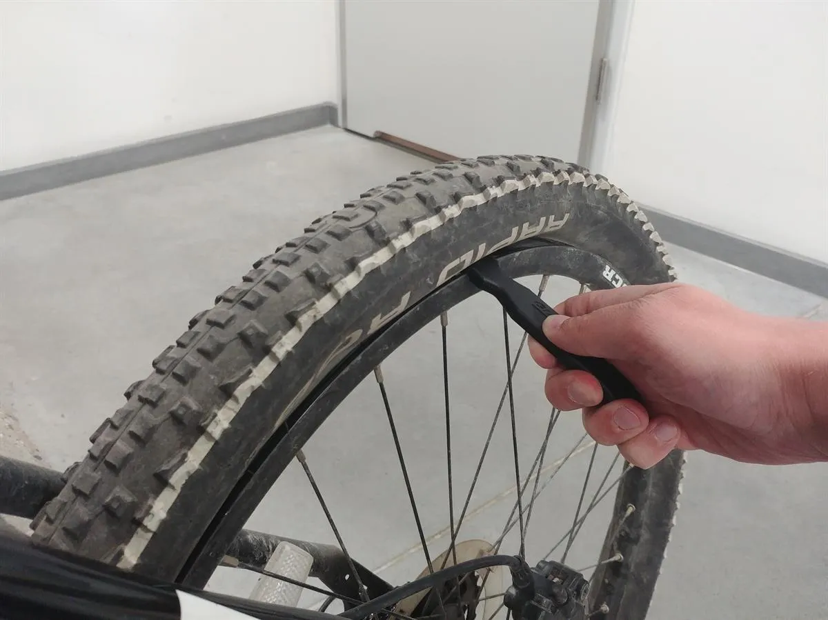 zdejmowanie opony rowerowej krok po kroku