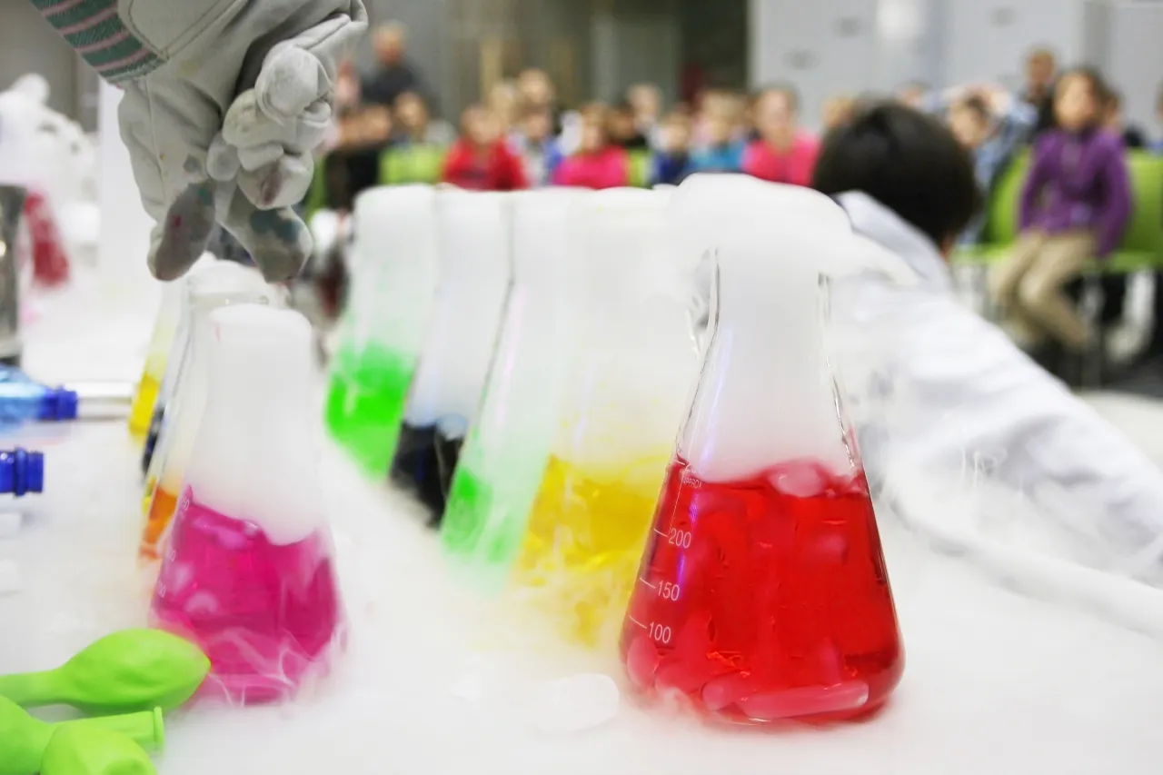 dzieci eksperymenty suchy lód bezpieczne