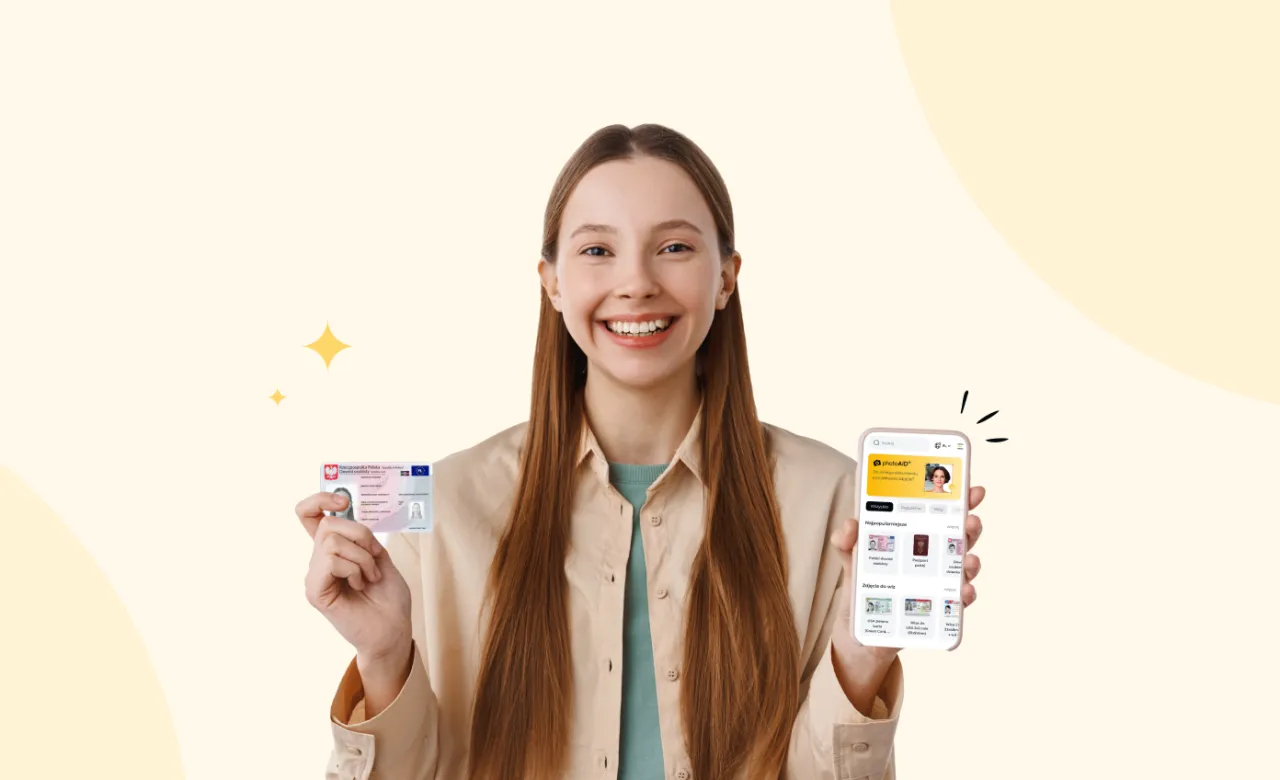 Uśmiechnięta młoda kobieta trzyma dowód osobisty i telefon z aplikacją do robienia zdjęć. Jak zrobić zdjęcie elektroniczne? Aplikacja PhotoAid pomoże!