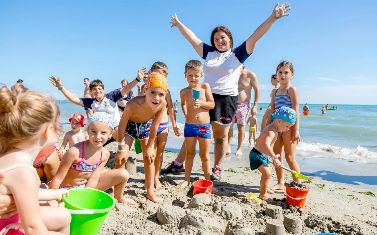 famiglia felice spiaggia milano marittima bambini giochi