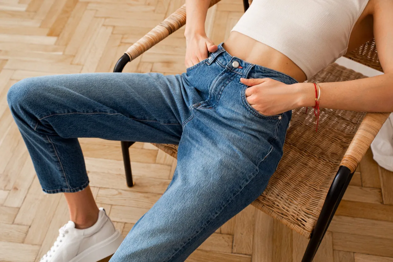 spodnie jeansowe moczone w misce z wodą i octem