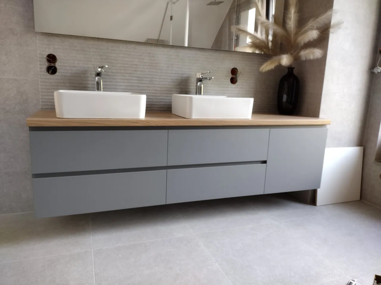 mała łazienka szafki podwieszane i zabudowa na wymiar