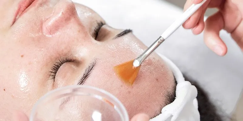 Profesjonalne zabiegi oczyszczające sk&oacute;rę twarzy