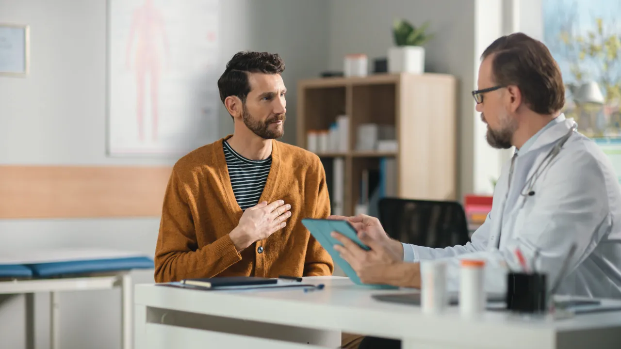 Mann sucht Hilfe, spricht mit Arzt oder Therapeut, Unterst&uuml;tzung