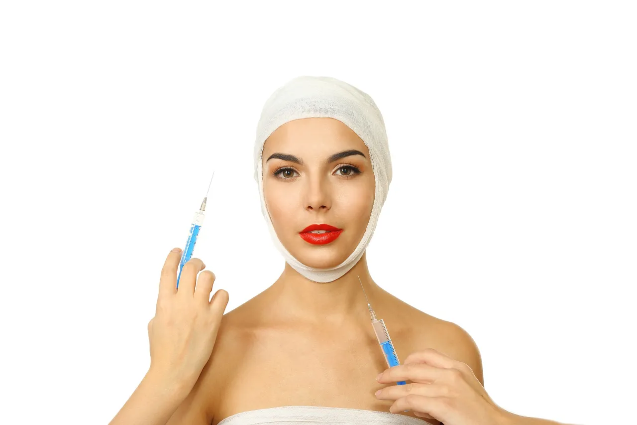 Kobieta po zabiegu kwasem hialuronowym spoglądająca na buty sportowe