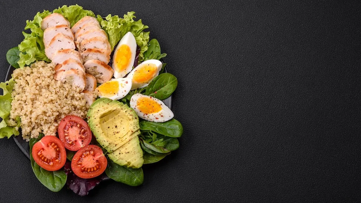 Talerz z wysokobiałkowym posiłkiem, różne źródła białka