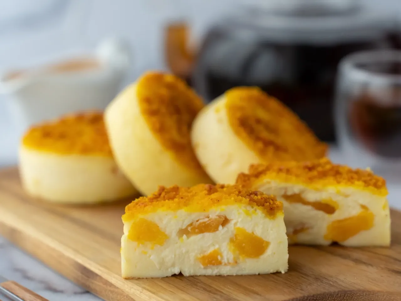 różne sery z wiaderka do sernika