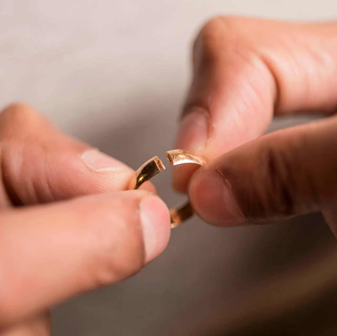 Jubiler przecina obrączkę na palcu