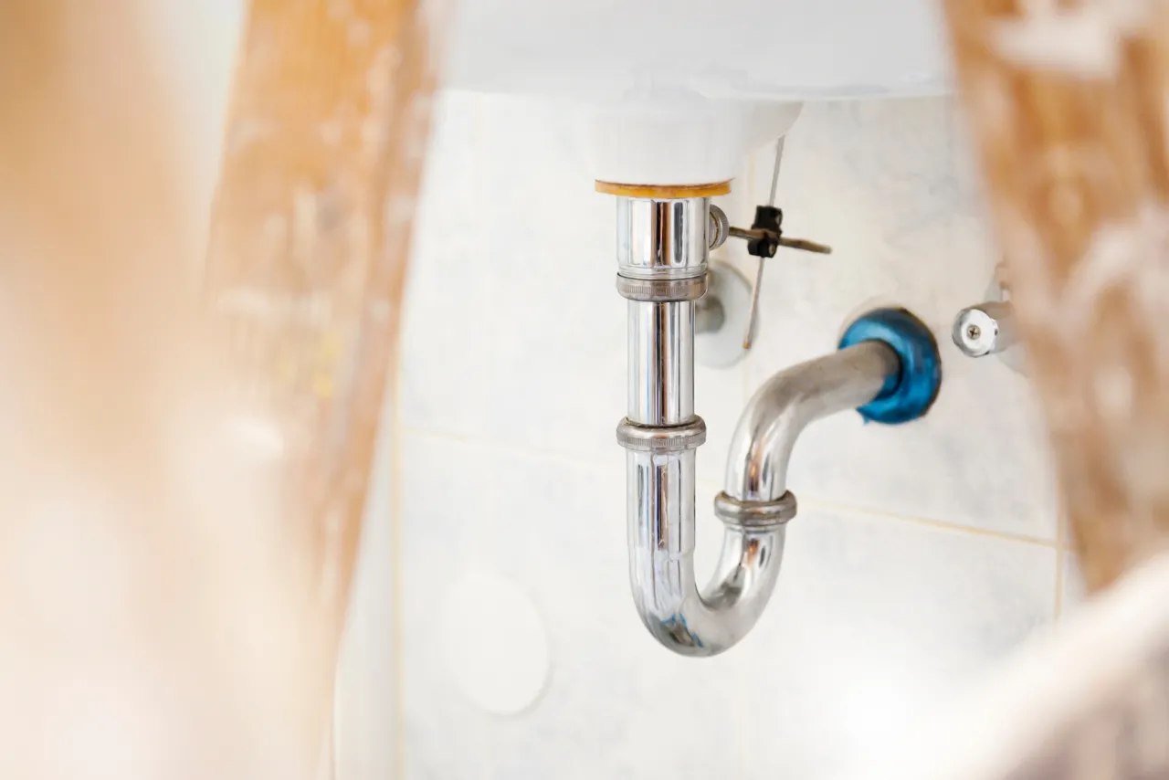 nieszczelny syfon pod zlewem