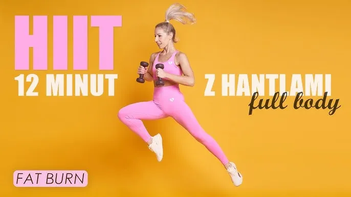 osoba ćwicząca hiit z hantlami