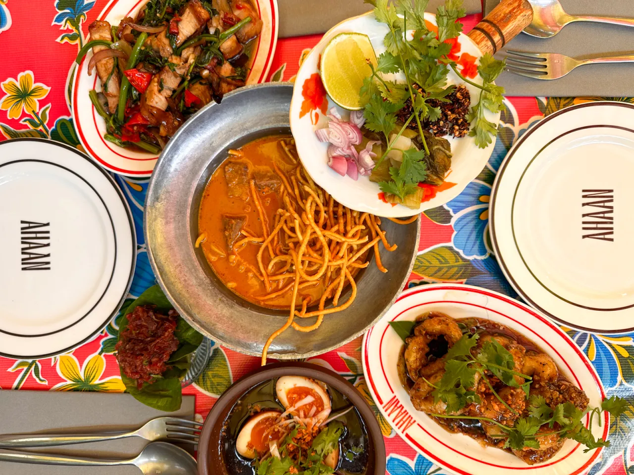 Pyszne tajskie jedzenie: curry z makaronem, krewetki, smażona wieprzowina i jajka na miękko.