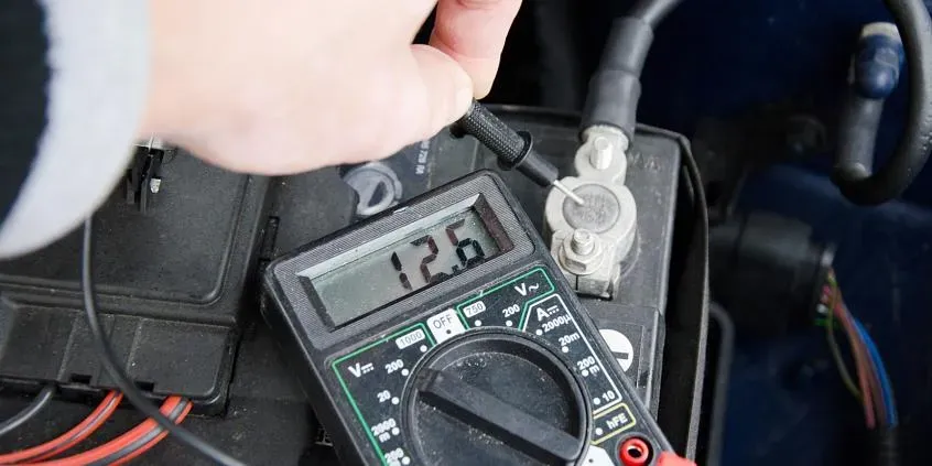Zdjęcie Jak sprawdzić pojemność baterii multimetrem i uniknąć problemów z akumulatorem