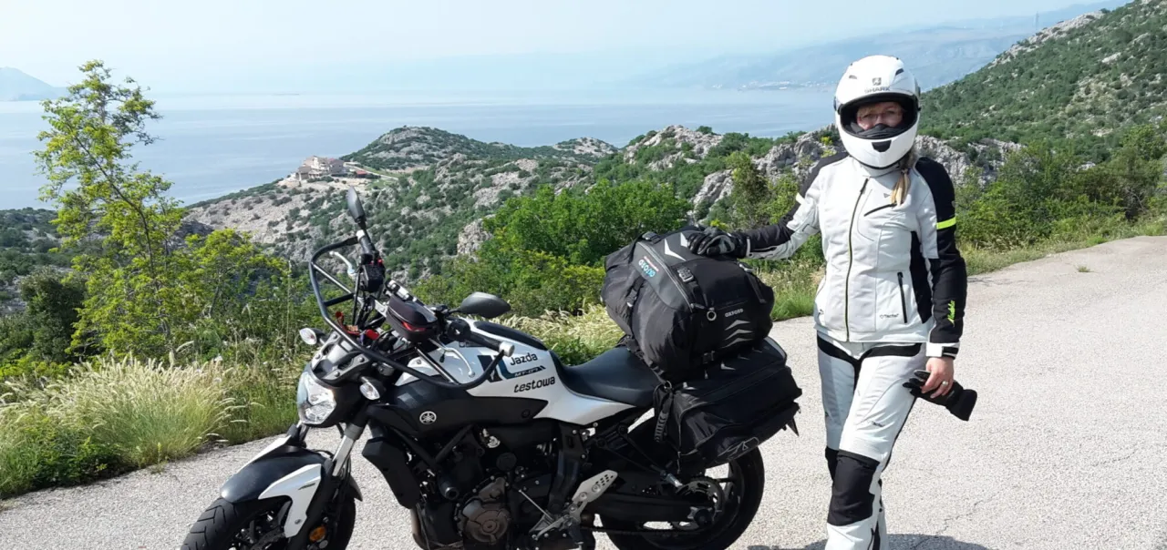 motocyklista na Wielkiej Pętli Bieszczadzkiej, malownicza droga, góry