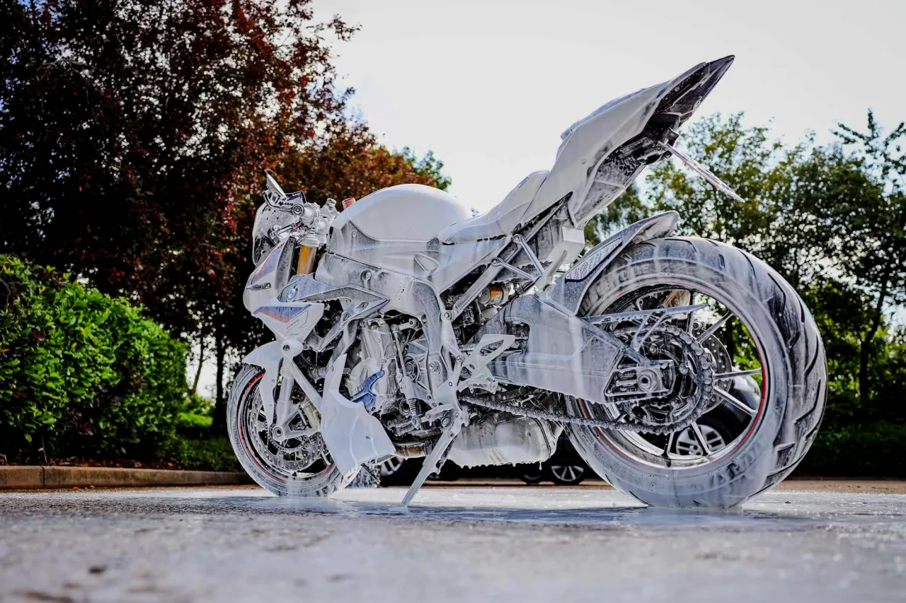 motocykl na myjni bezdotykowej przygotowanie
