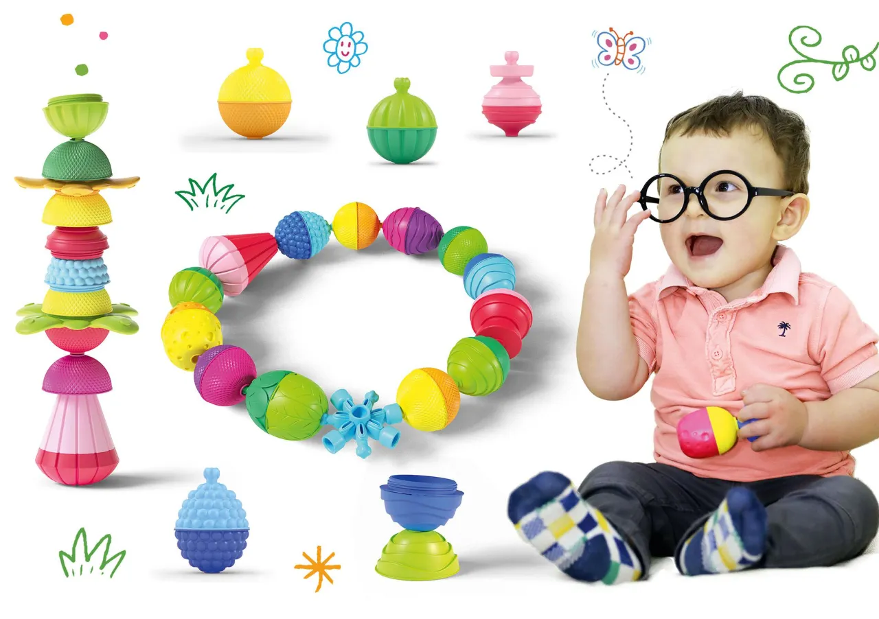 dziecko nawleka klocki Lalaboom