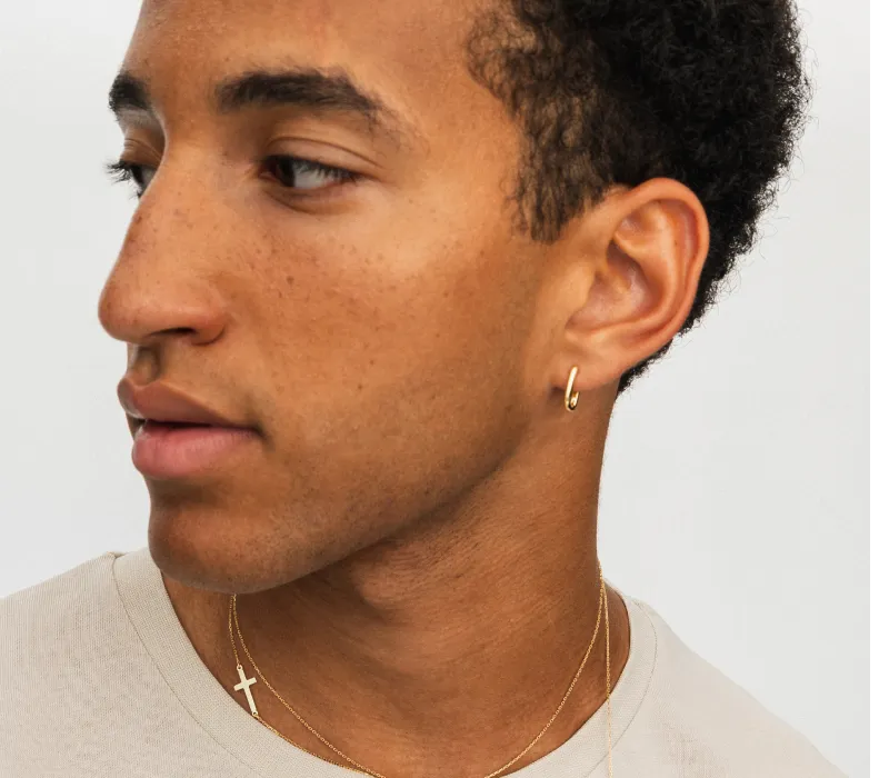 mężczyzna kolczyk ucho