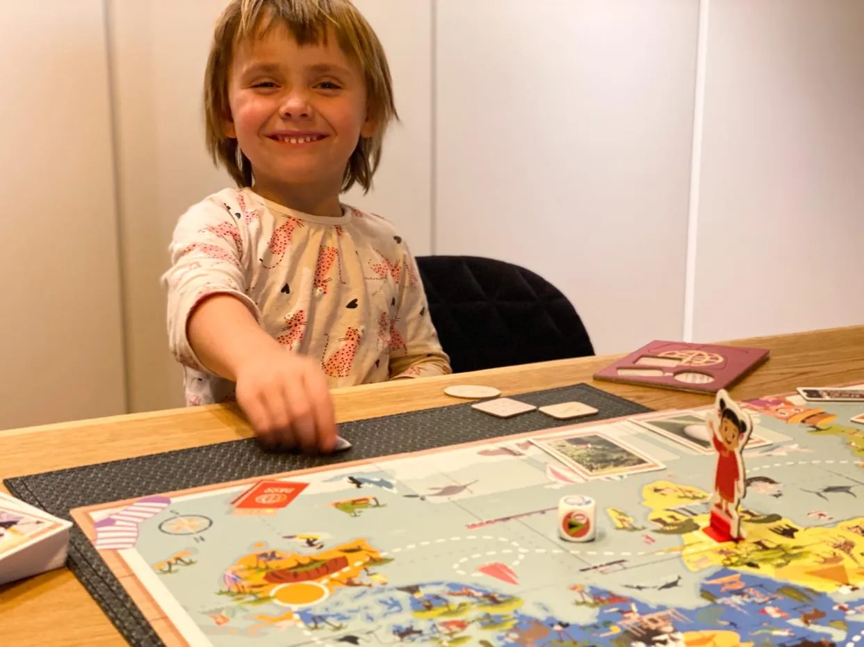 dziecko wybierające grę planszową w sklepie