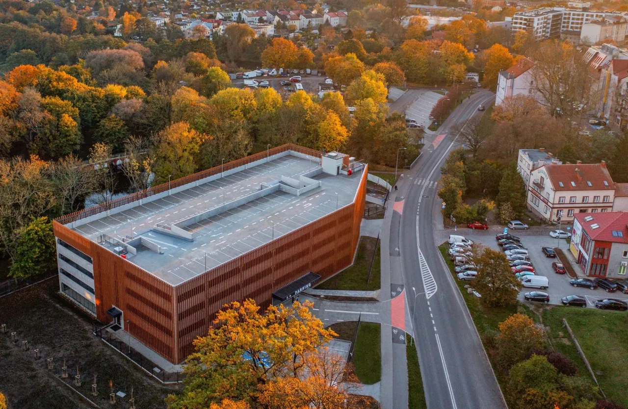 Nowoczesny parking wielopoziomowy w Kołobrzegu, otoczony jesienną zielenią. Idealne miejsce, gdzie zaparkować w Kołobrzegu, blisko natury.