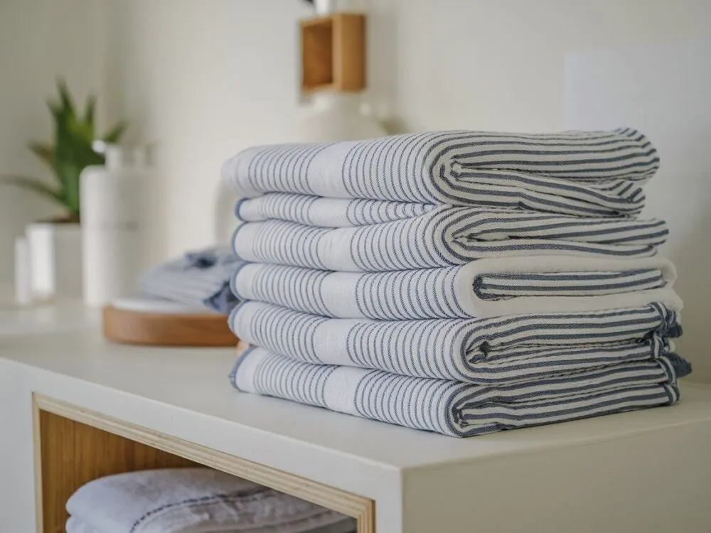 estetycznie złożone ręczniki w kostkę na p&oacute;łce w łazience