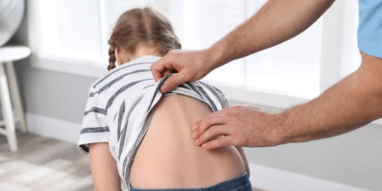 Skolioza kręgosłupa rodzaje i wpływ na postawę