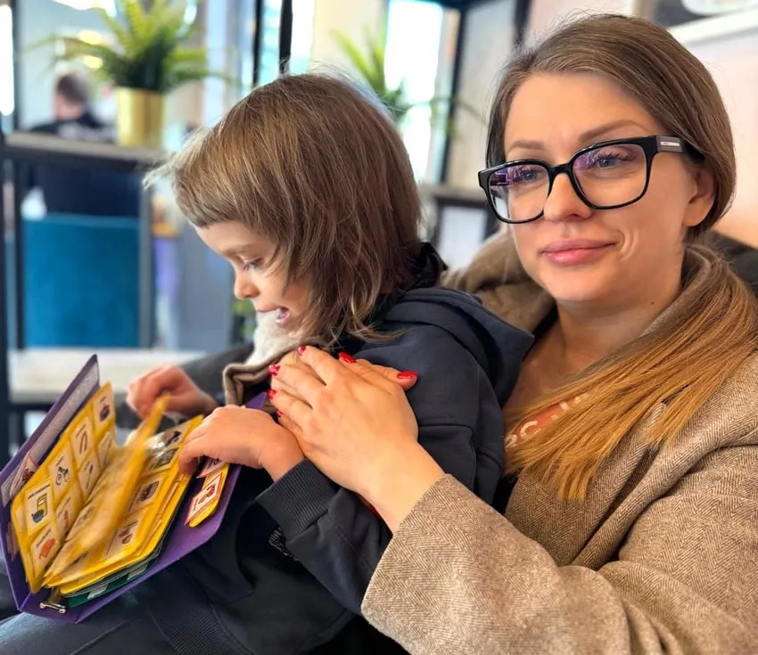 Ukraińska matka z dzieckiem w polskiej szkole