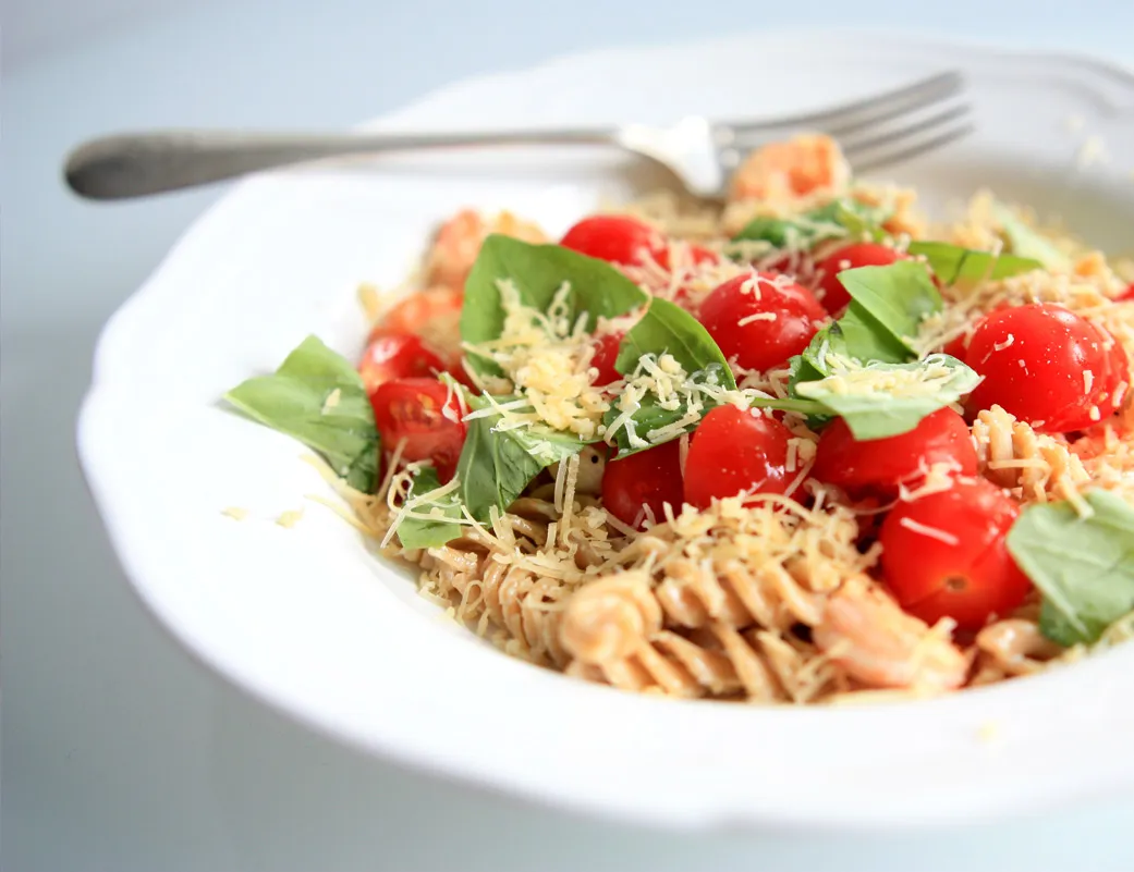 makaron z krewetkami z pomidorkami koktajlowymi i bazylią