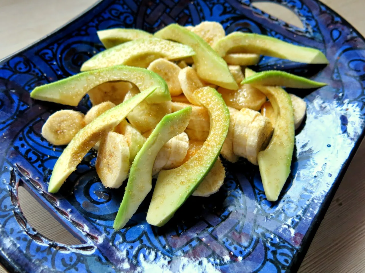 dojrzałe awokado i banany