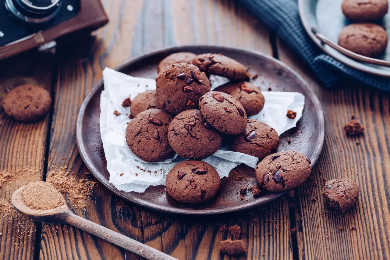 Surowe kakao w proszku i nibsy w miseczkach