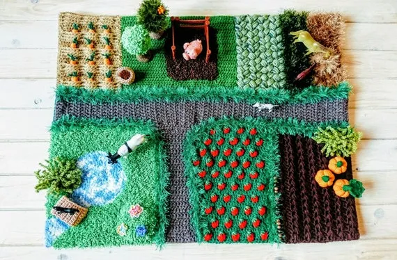 różnorodne ręcznie robione maty sensoryczne od różnych twórców