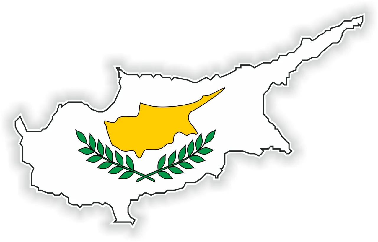 Mapa Cypru z flagą. Czy Cypr jest bezpiecznie? Tak, to popularny i bezpieczny kierunek turystyczny.