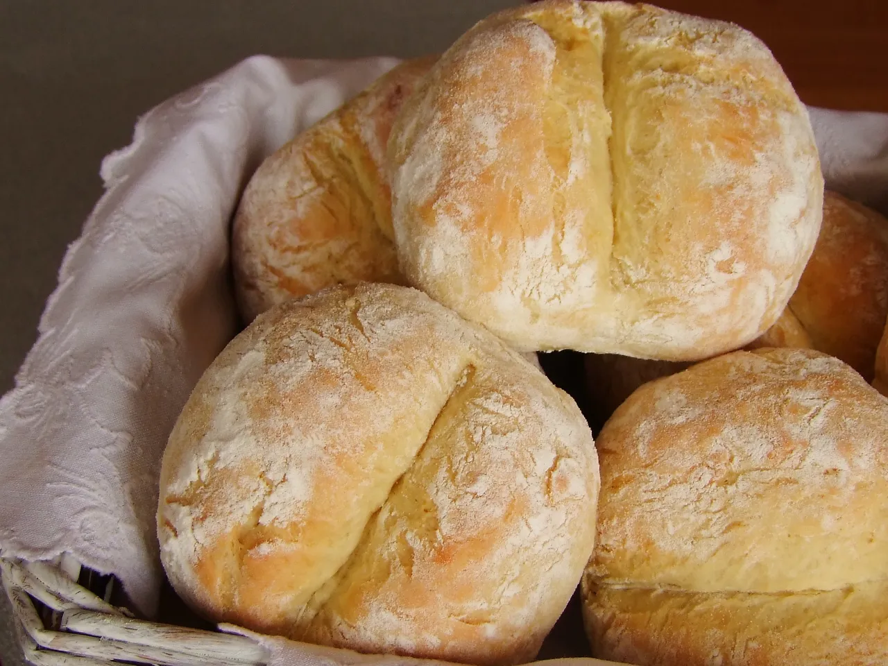 Bułki wrocławskie z wyraźnym przedziałkiem
