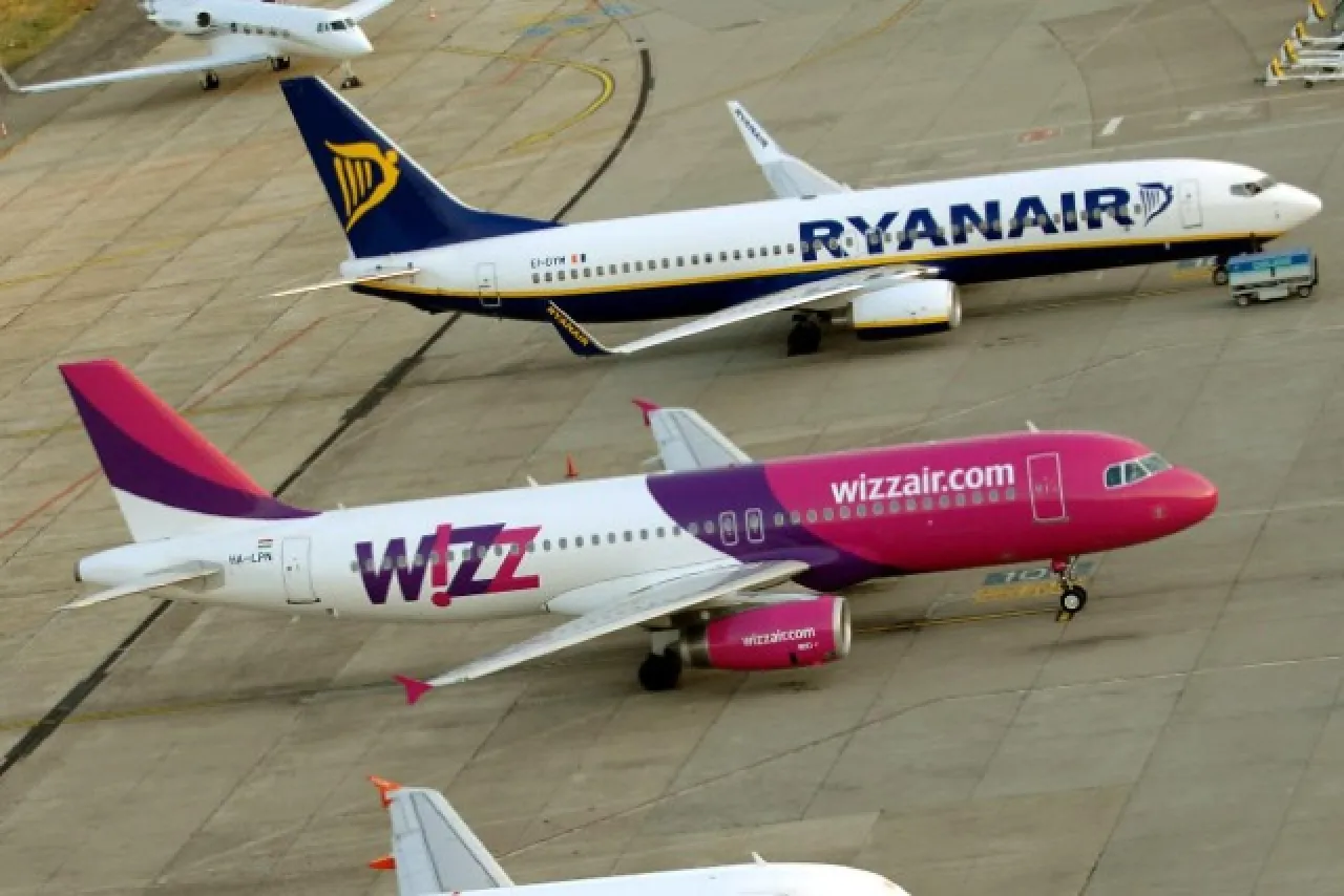 Samolot Ryanair lub Wizz Air