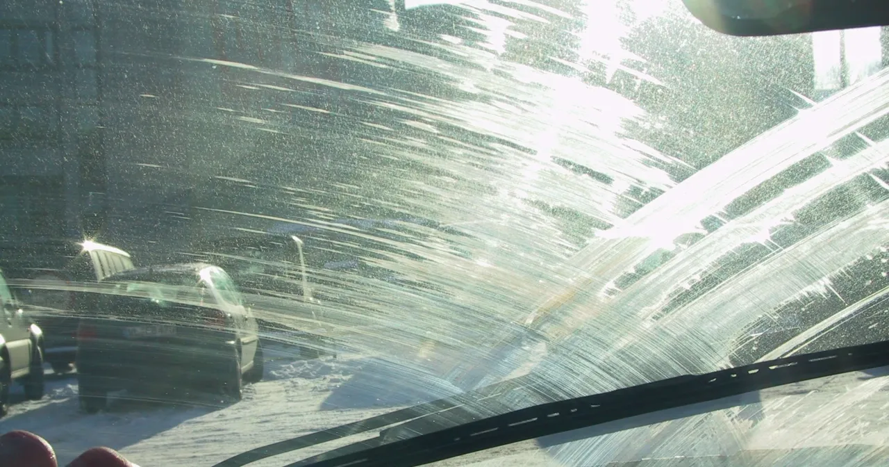 zużyte wycieraczki smugi na szybie