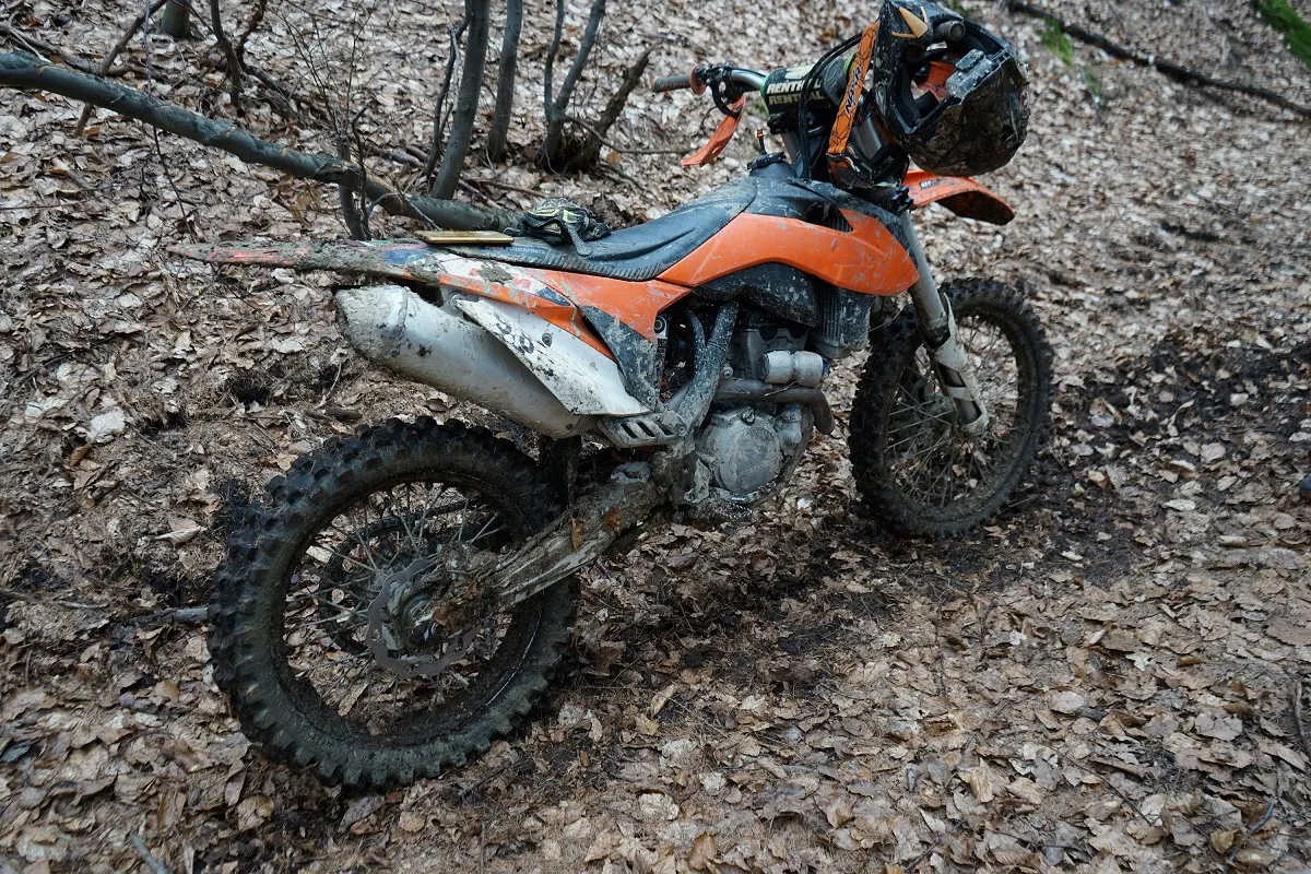 motocykl na krętej drodze w lesie łódzkie