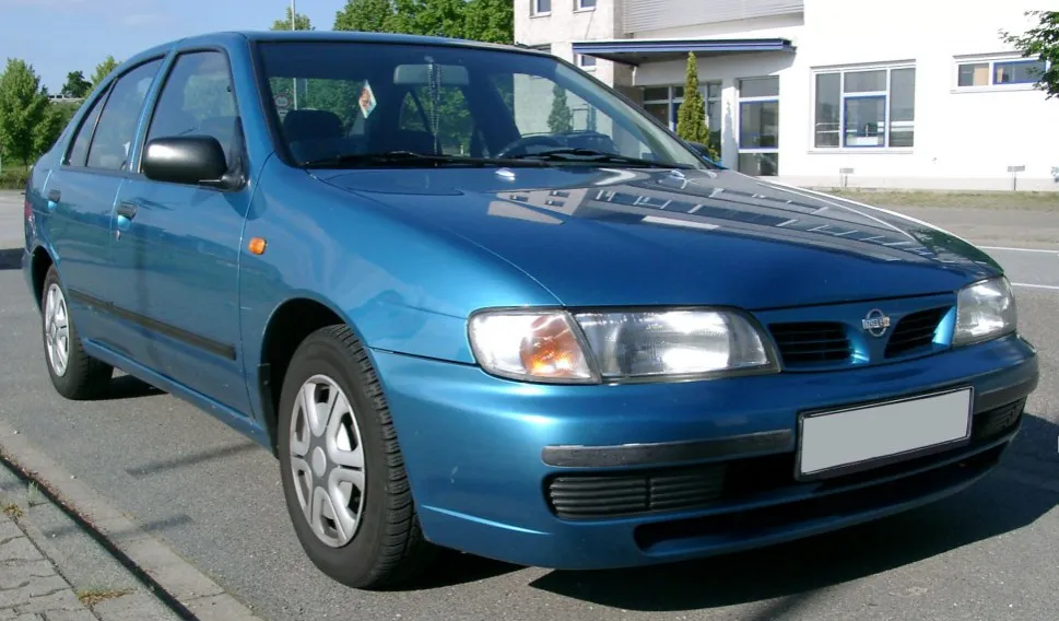Nissan Almera N15 hatchback i sedan