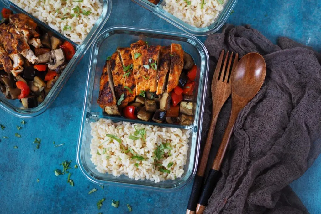 Baukasten-Prinzip Meal Prep mit Reis Hähnchen und Gemüse in einzelnen Schalen