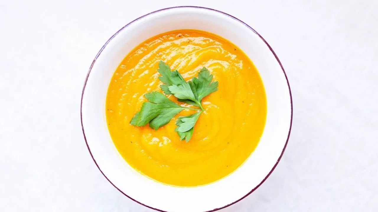 Morosche Karottensuppe in einer wei&szlig;en Sch&uuml;ssel mit Petersilie