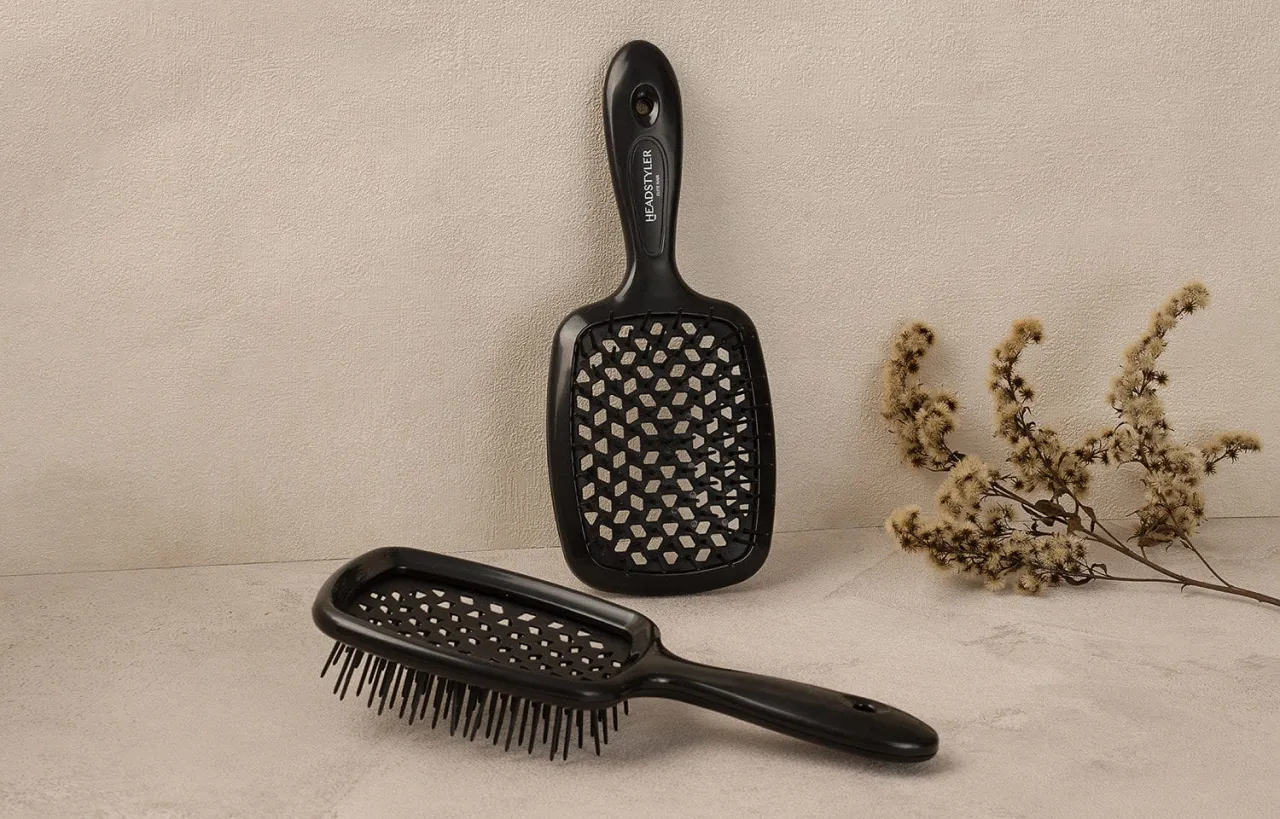 uszkodzona plastikowa szczotka do włos&oacute;w