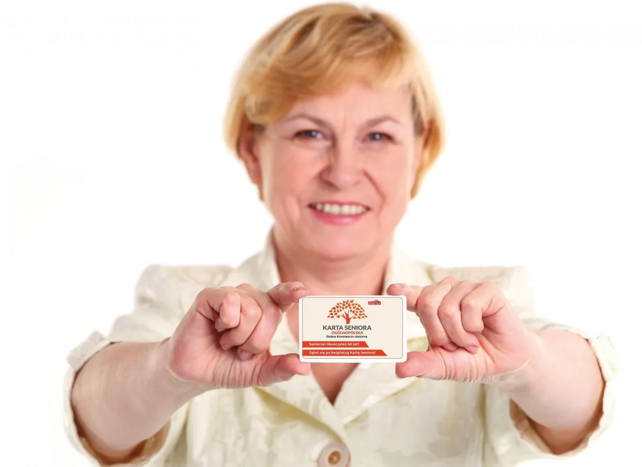 Uśmiechnięty senior z kartą seniora