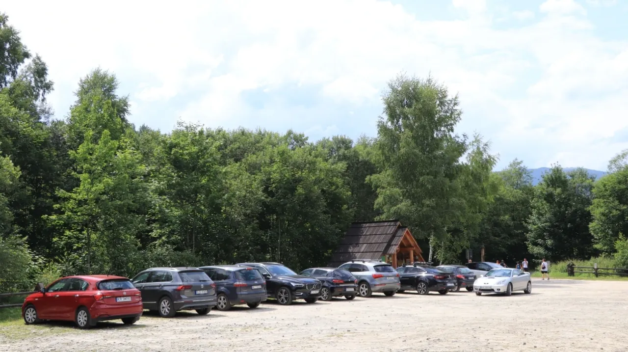 Parking Bieszczadzki Park Narodowy Wołosate busy