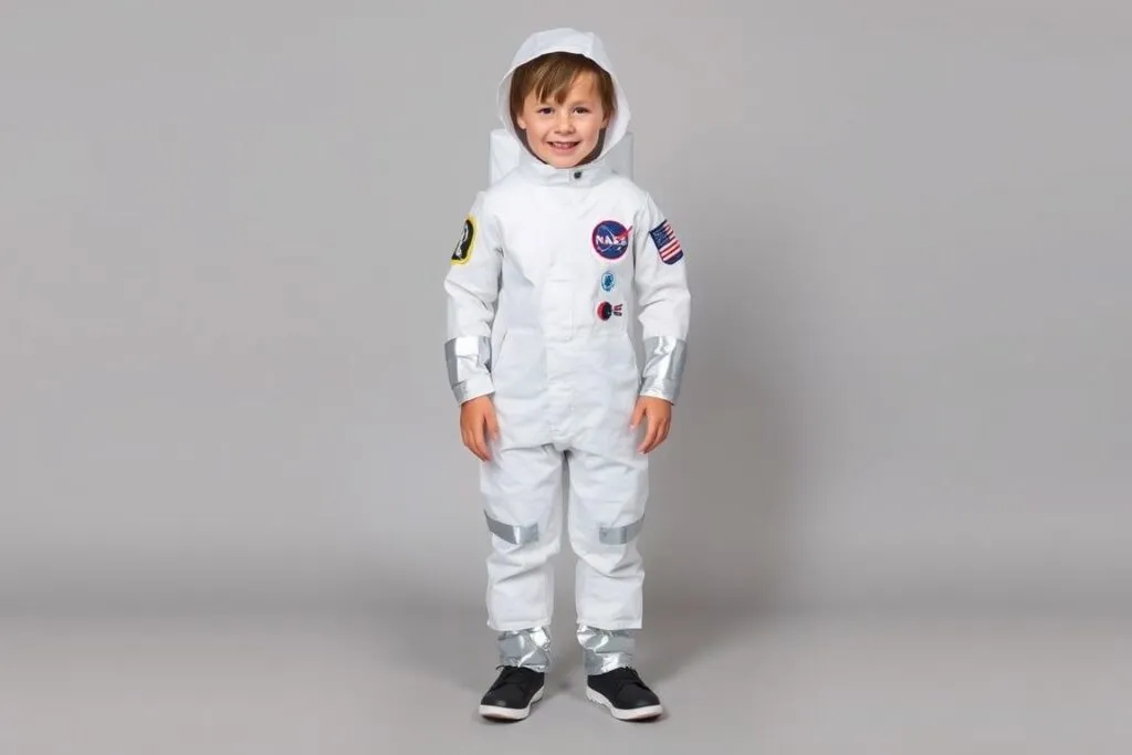 dziecko w białym kombinezonie astronauty z naszywkami