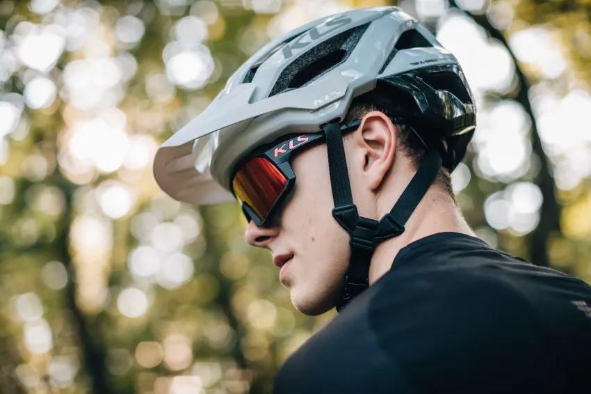 dopasowanie kasku g&oacute;rskiego