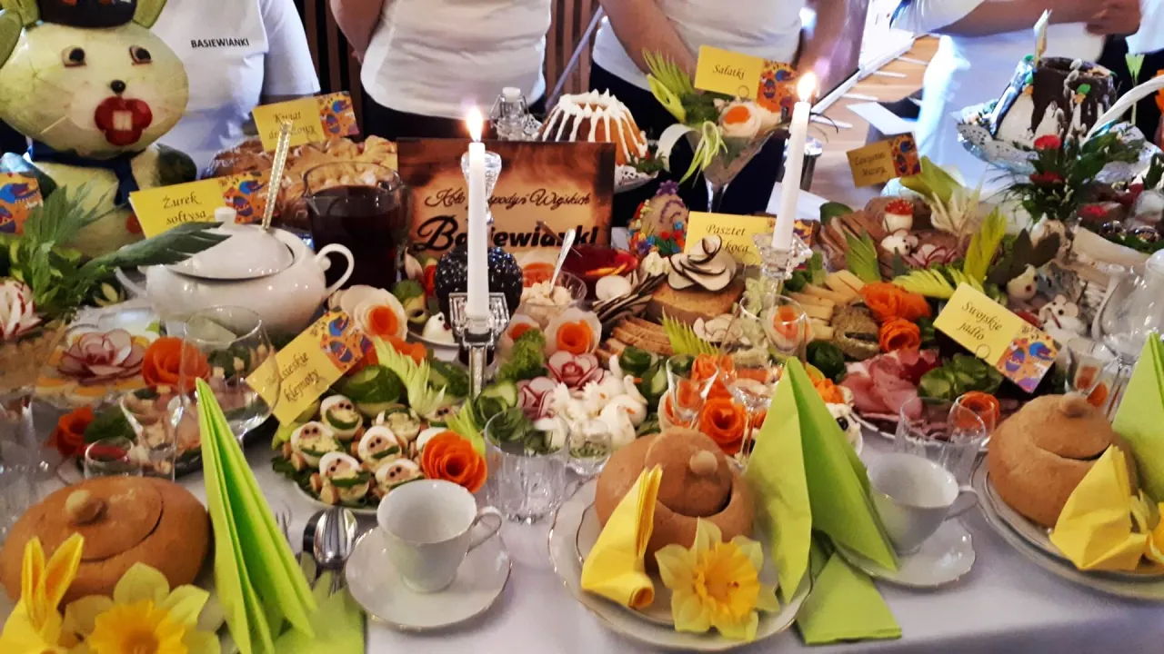 tradycyjny stół wielkanocny z potrawami