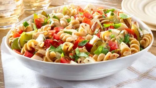 ensalada de pasta con at&uacute;n huevo y pimientos
