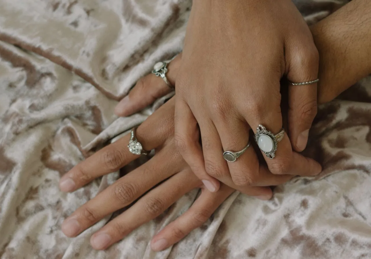 Dłonie ozdobione pierścionkami. Co oznacza pierścionek na kciuku? Symbolizuje siłę, pewność siebie i niezależność.