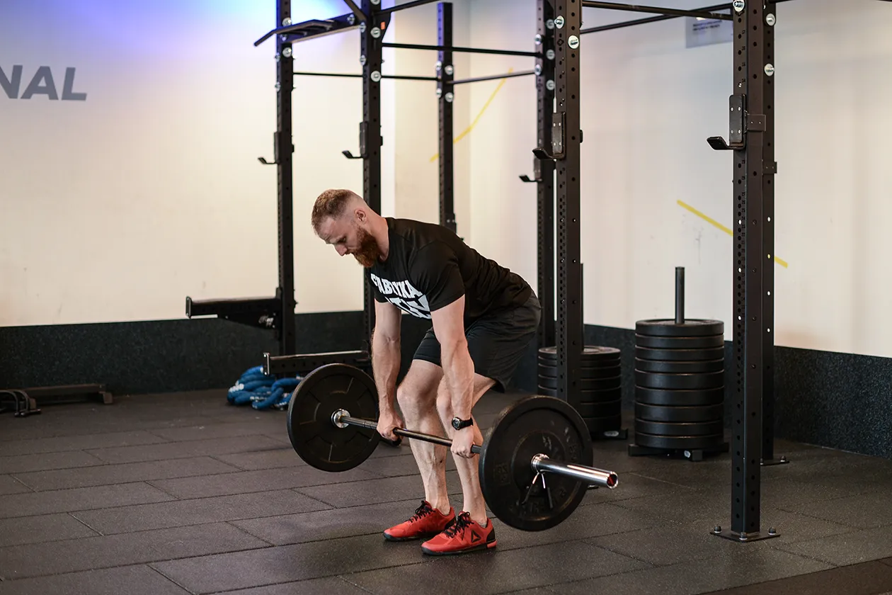 ćwiczenia na plecy siłownia martwy ciąg podciąganie