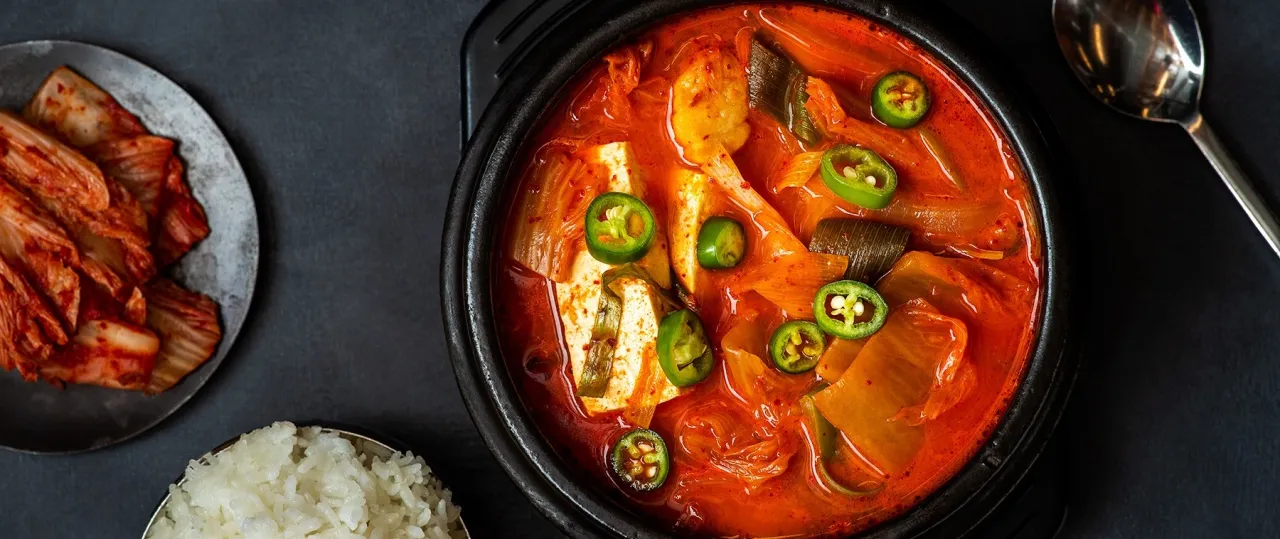 dania z kwaśnego kimchi jjigae bokkeumbap jeon